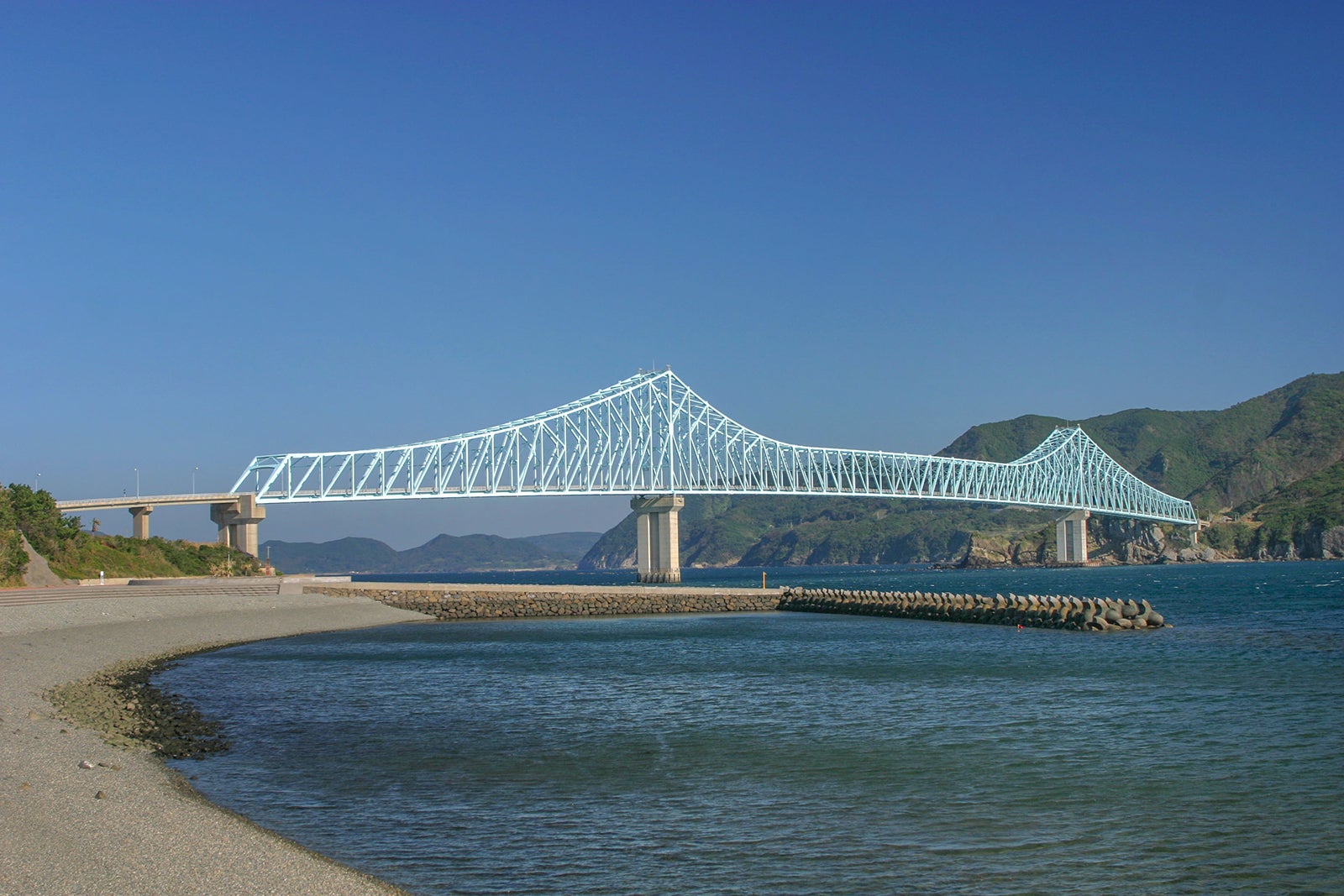 ライトブルーのトラスが海と空に調和する生月大橋。完成当初は有料だったが、2010年4月に無料化された。