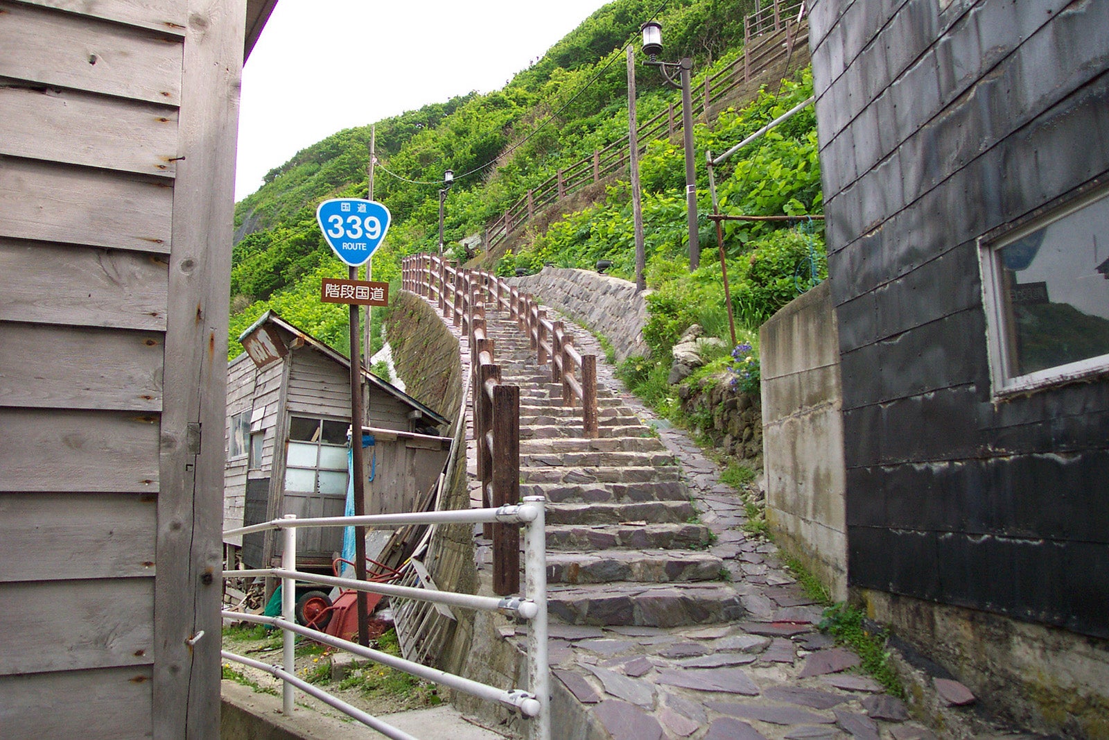 日本の国道の中で唯一存在する「階段国道」。民家の近くにあり、高低差は70mある。