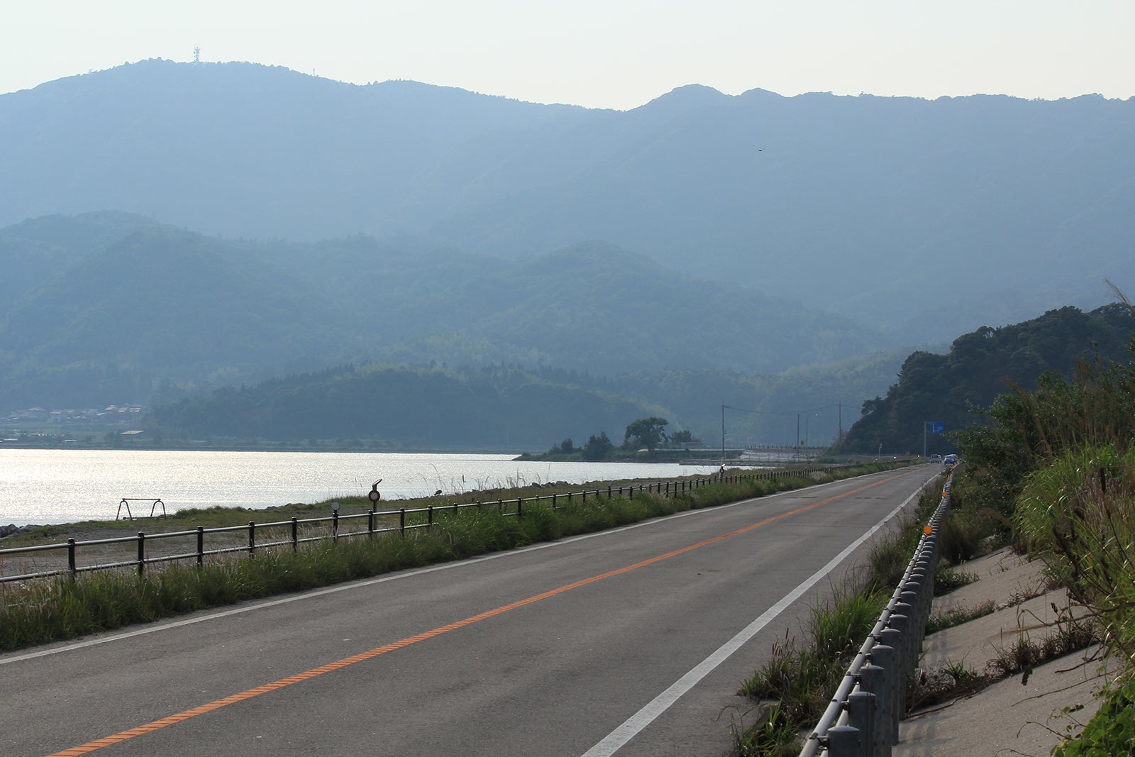 湖面と道路の高さの差がほとんどないのが中海堤防道路の特徴だ。