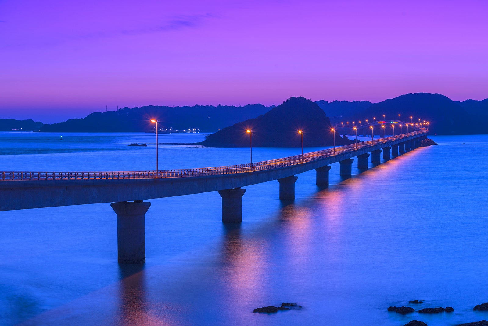 夕暮れどきの角島大橋