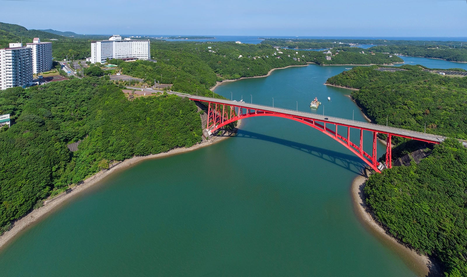 写真3 青い海に映える赤いアーチ橋・的矢湾大橋（撮影エリアは地図３を参照）