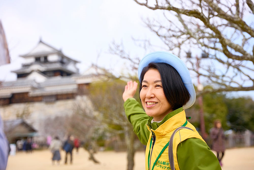 松山城をガイドする女性