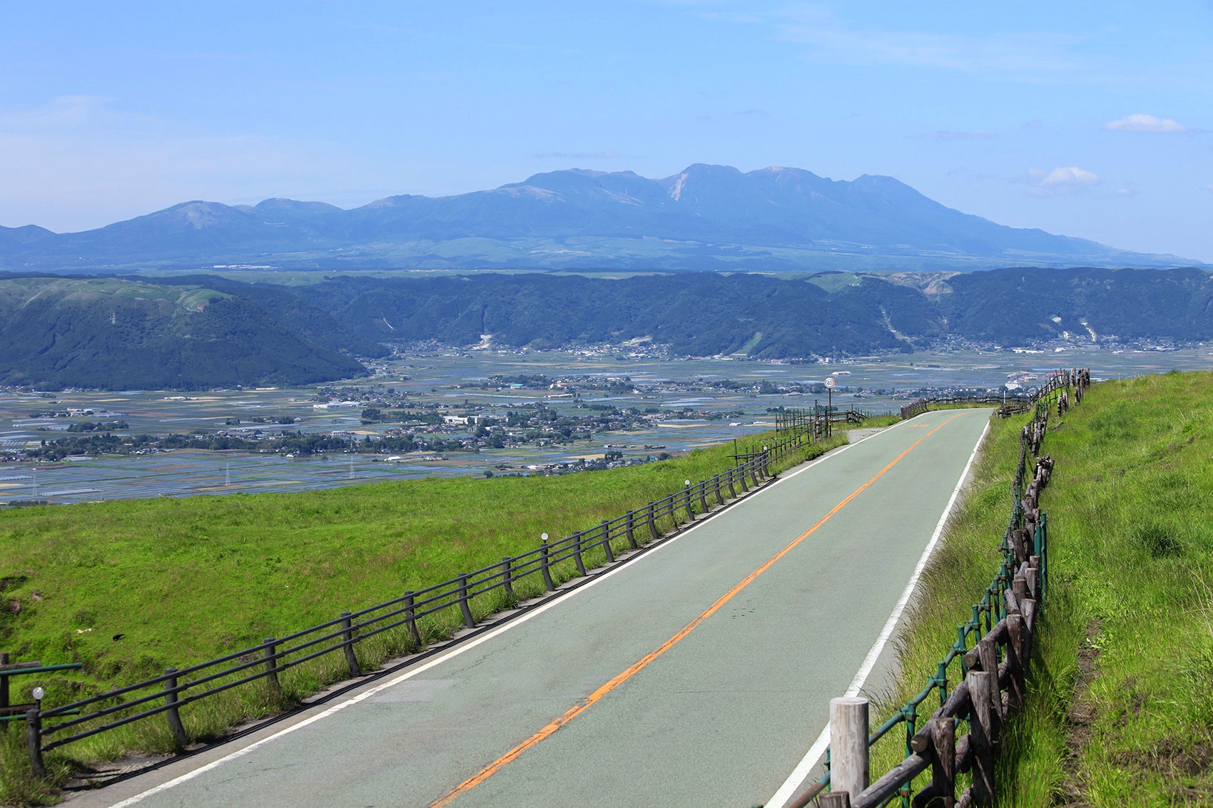 阿蘇パノラマライン（熊本県）。世界最大級の火山を望む、九州随一の絶景ドライブウェイ｜日本の絶景ドライブルート｜JAF Mate Online