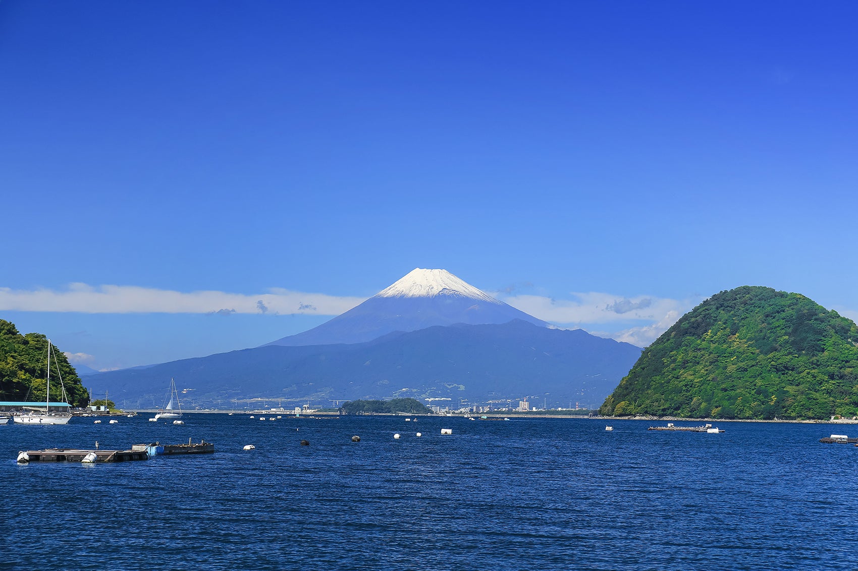 写真３ 富士山の雄姿を眺めつつ水辺をのんびりと散策する（撮影エリアは地図３を参照）