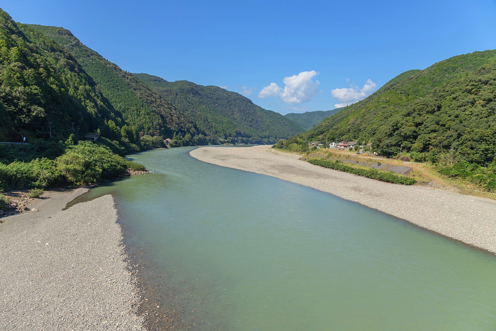 写真2 和歌山県、三重県、奈良県の三県にまたがる紀伊半島最大の一級河川・熊野川（撮影エリアは地図２を参照）