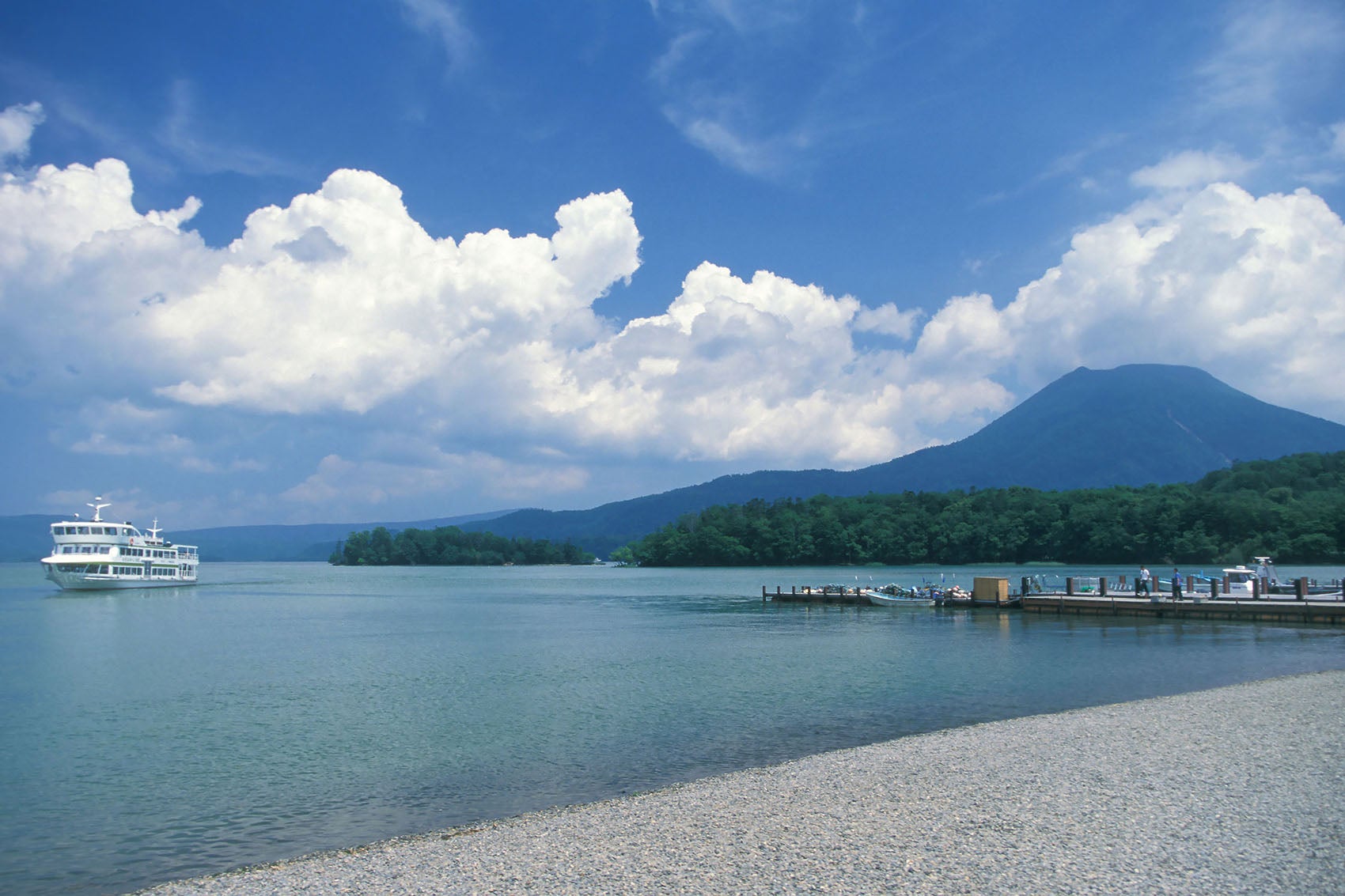 写真3　道東を代表する観光地の阿寒湖は、淡水湖としては北海道で５番目に大きい（撮影エリアは地図３を参照）