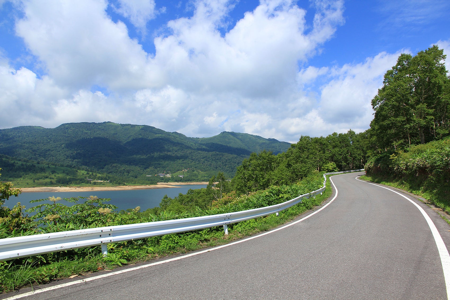 写真3　山の中を走るカーブの多い道を抜けると、突然目の前に広がる青い湖（撮影エリアは地図３を参照）