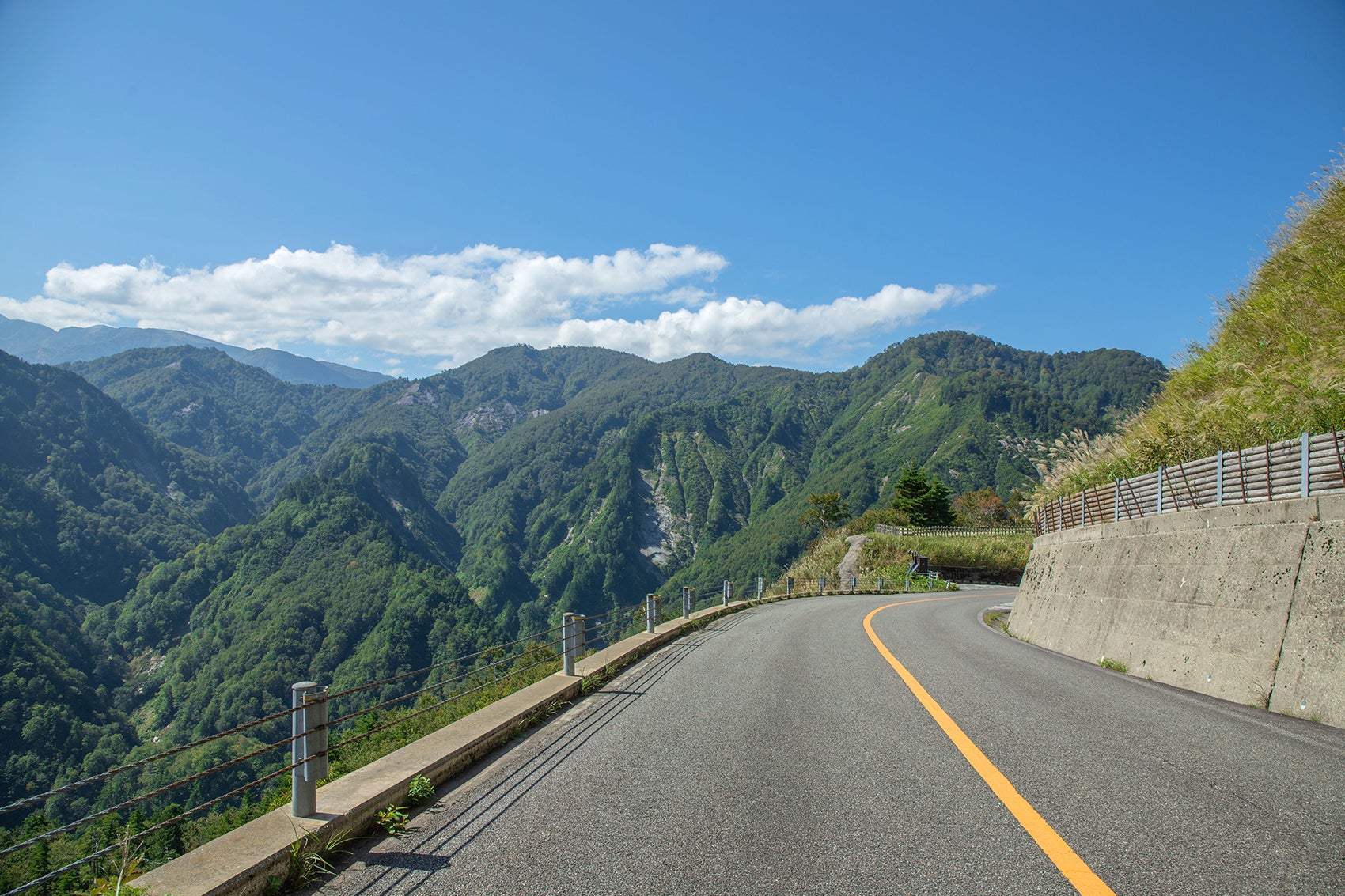 写真2 広い空と白山国立公園内の山々を望む快走路（撮影エリアは地図２を参照）