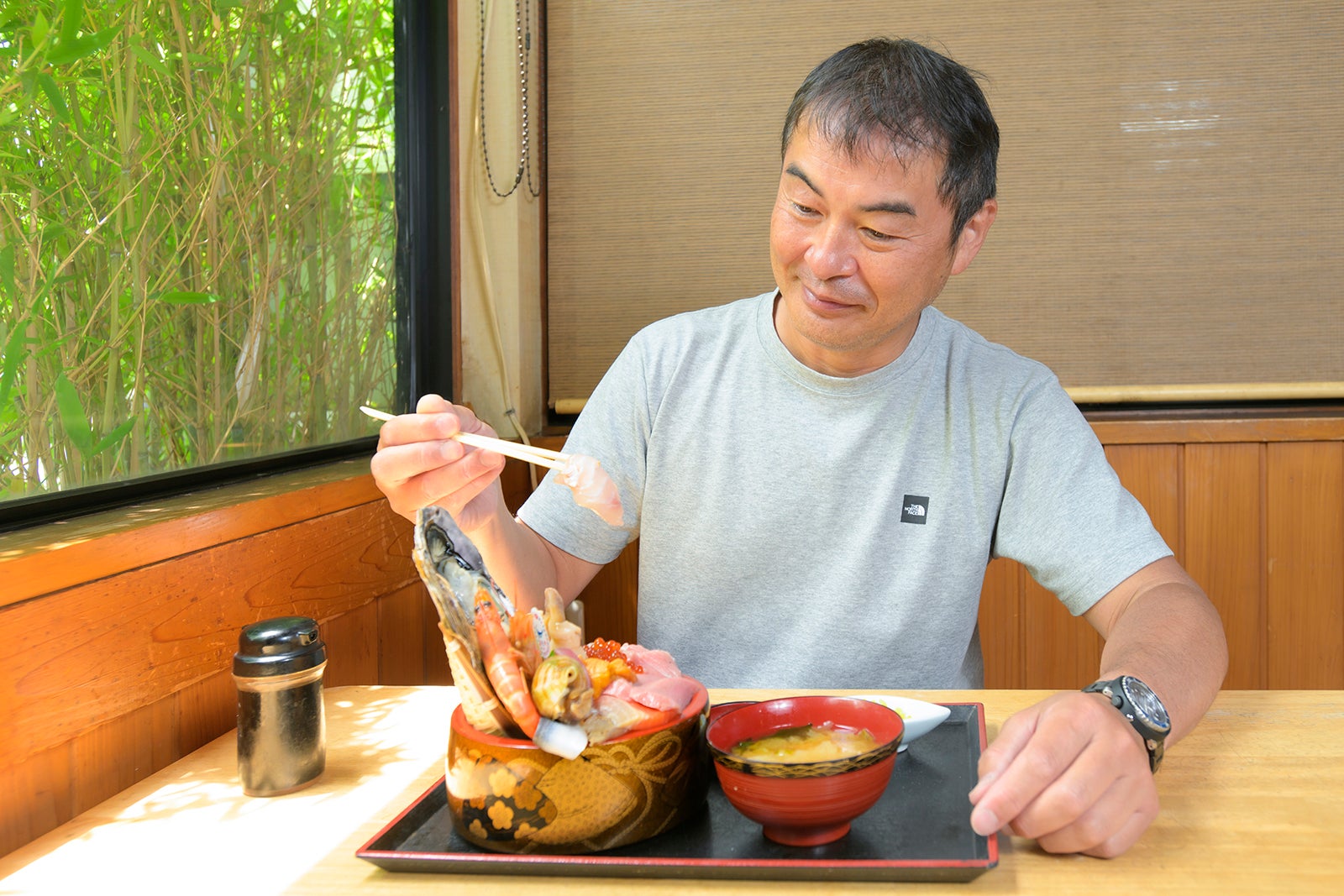 特選海鮮丼の食事シーン