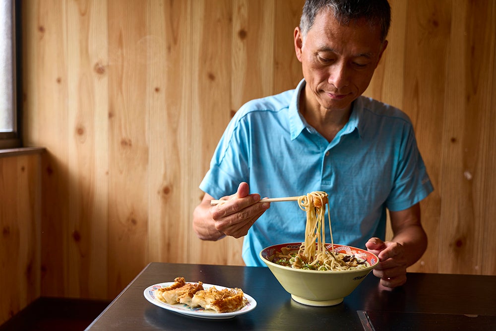 ラーメンを食べる男性