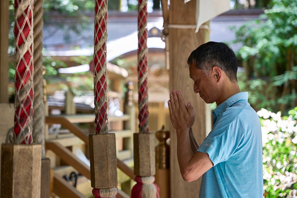 弊立神宮にお参りする男性