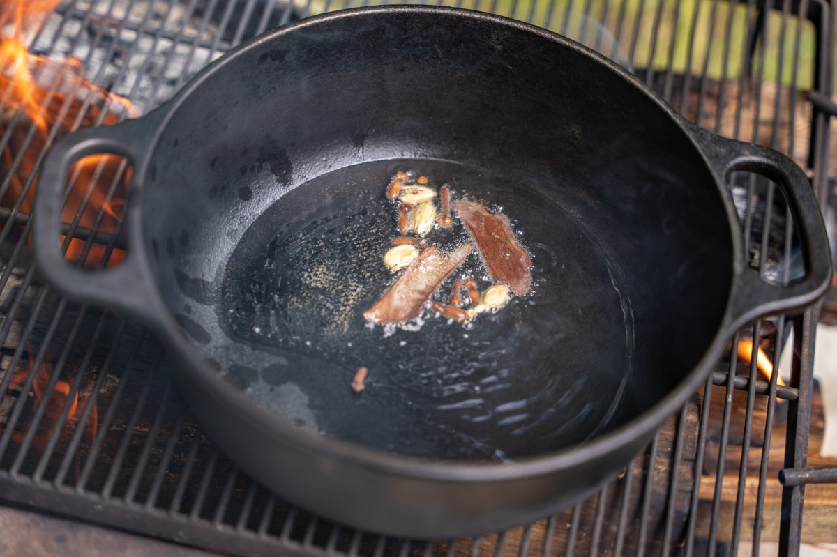 鍋に油を入れ、スパイスを熱する