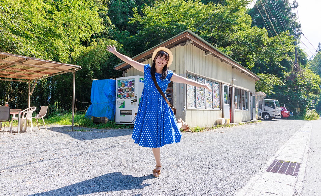 丸美屋自販機コーナー店舗前に立つ小林さん