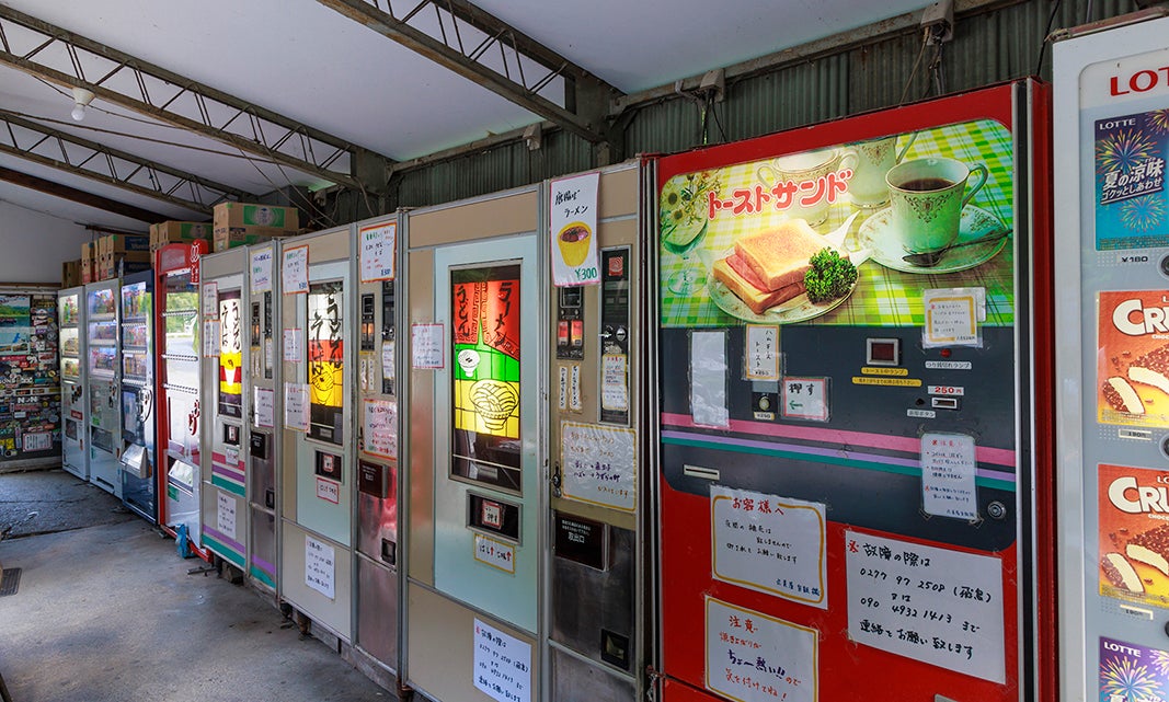 自動販売機が並ぶ丸美屋自販機コーナー店舗内