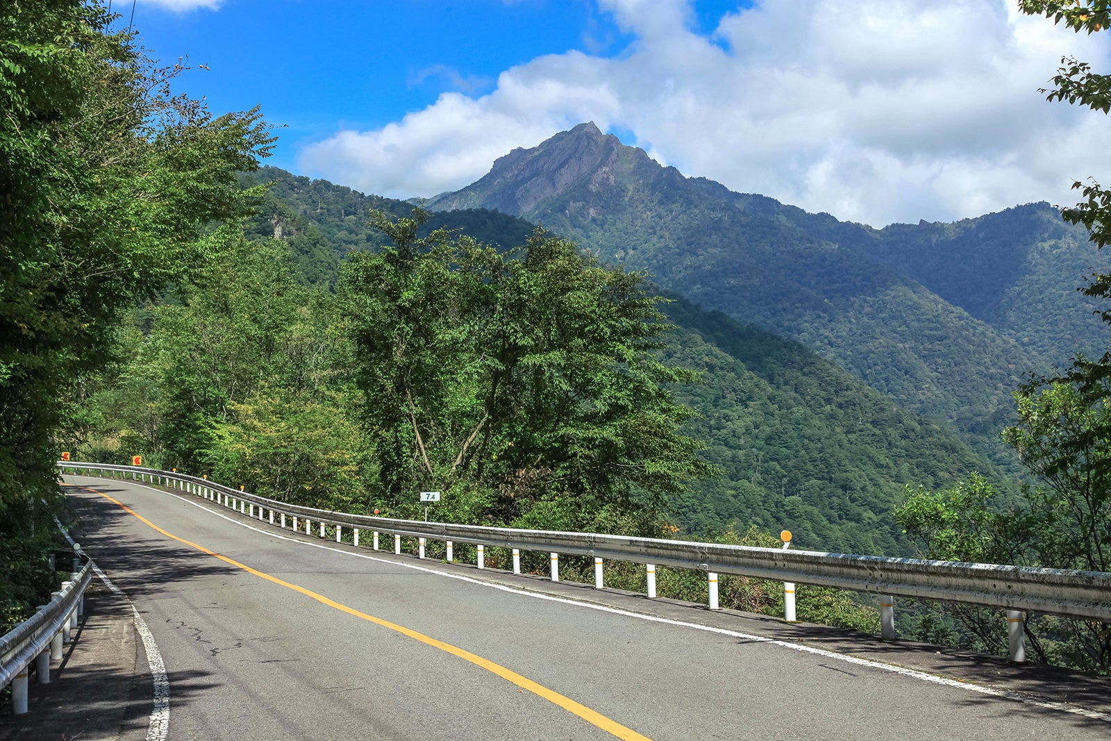 写真3　土小屋から南下すると、尾根伝いからは石鎚山のダイナミック姿が現れる。