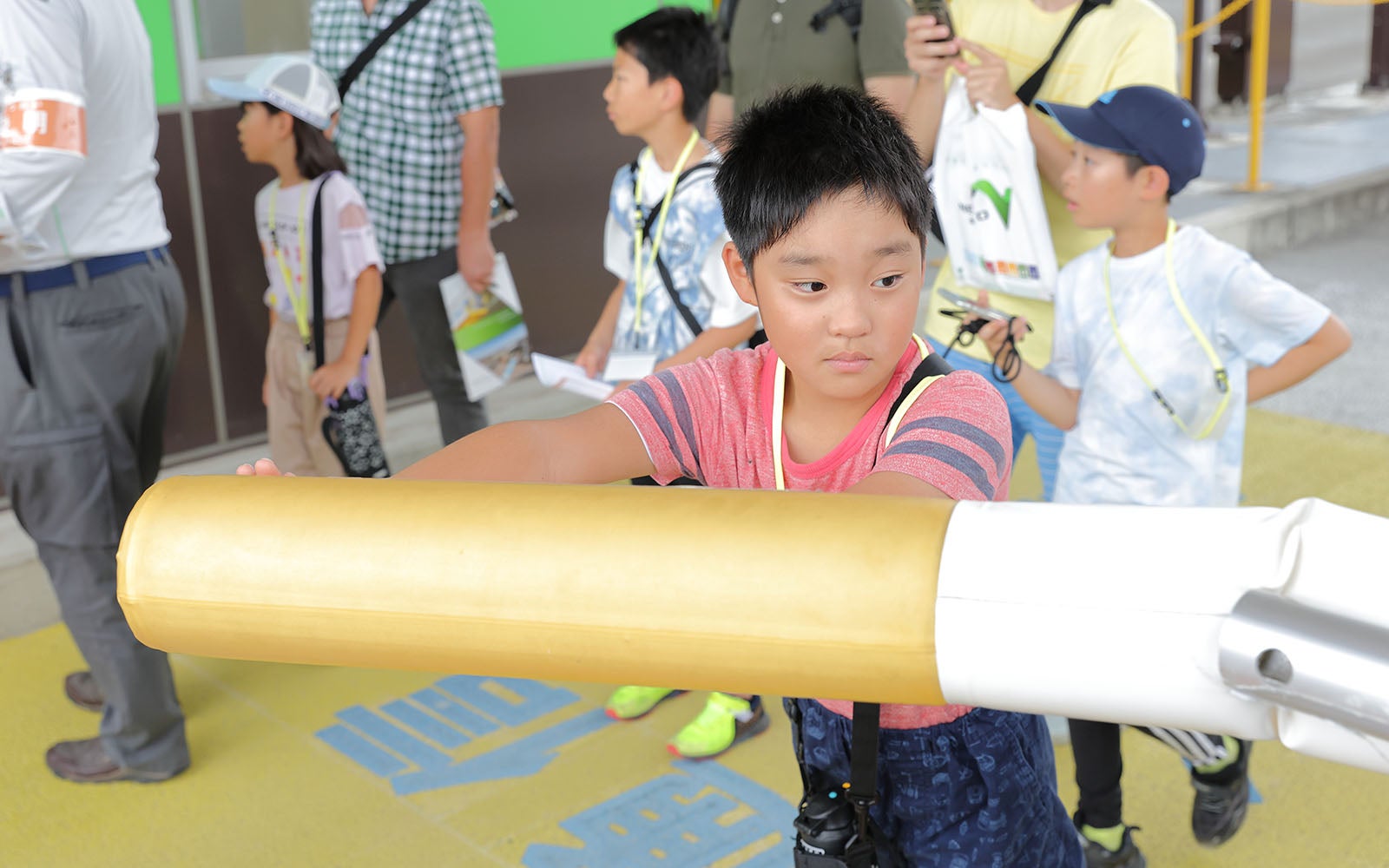 ETC設備の実物を見学する子供たち