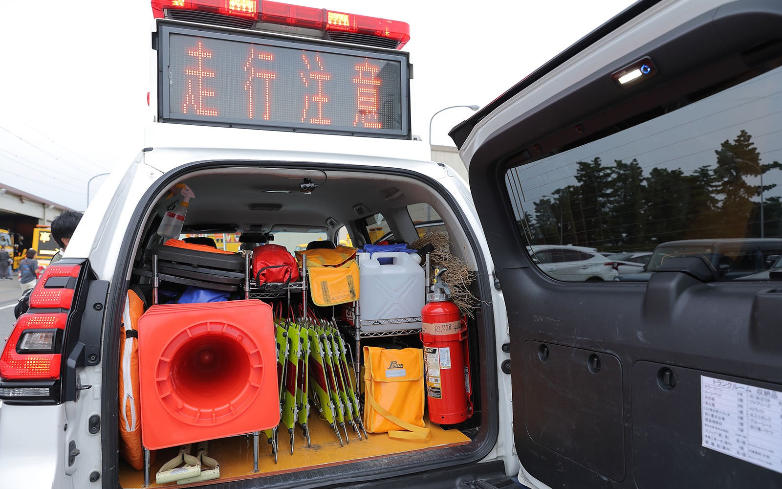 車両後部の三角コーンや矢印板などの道具を積んでいる様子