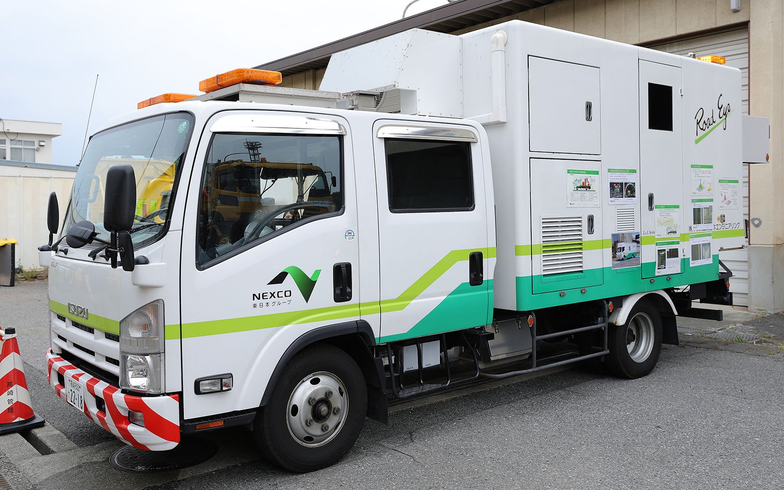 道路性状測定車「Road Eye®️」の写真