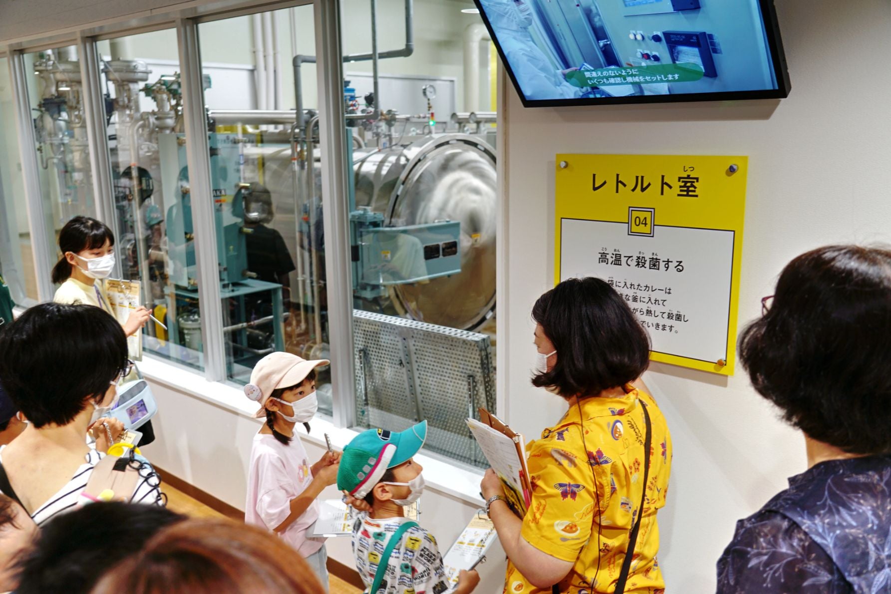 ソースの調合から箱につめるまでの、レトルト食品の製造過程をわかりやすく説明してくれます