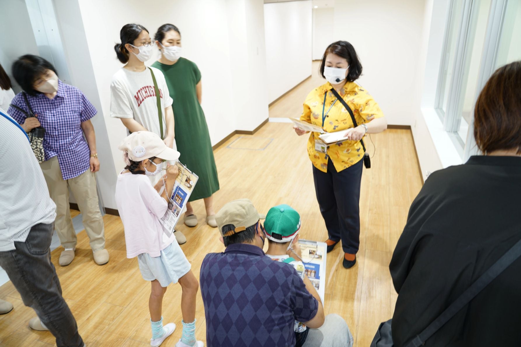 工場見学中に問題の答えがわかる課題シート。解答が解ったらみんなで記入します