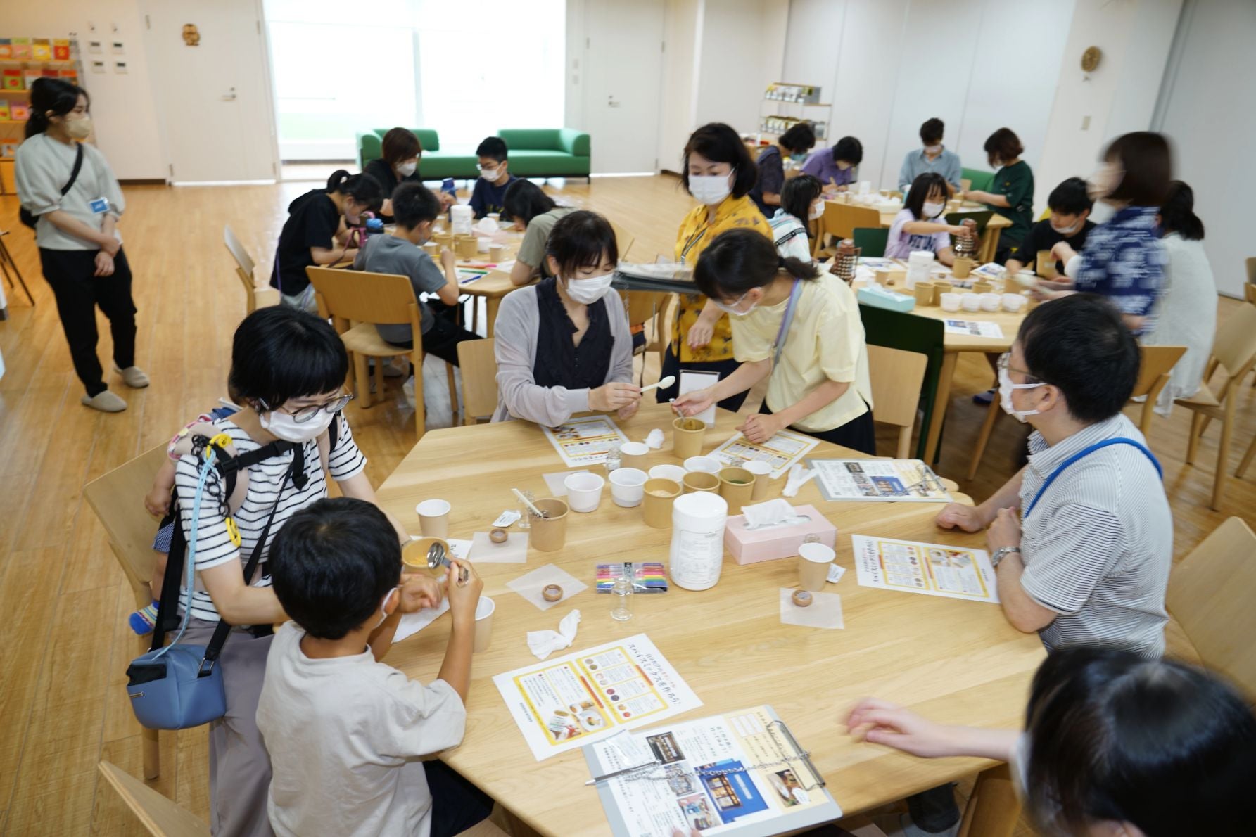 計量スプーンで必要な量を取り、カップで混ぜ合わせます