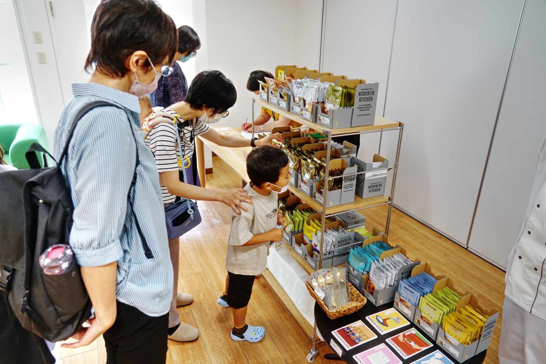 食後には、NISHIKIYA KITCHENで販売されているレトルトカレーやグッズなどの販売ブースが大賑わい。豊富な種類のレトルト食品からお気に入りを探していました