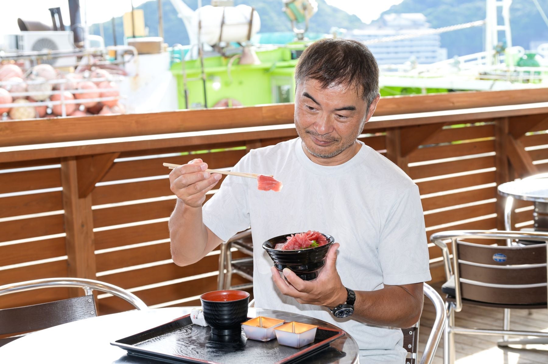 生まぐろ丼と筆者