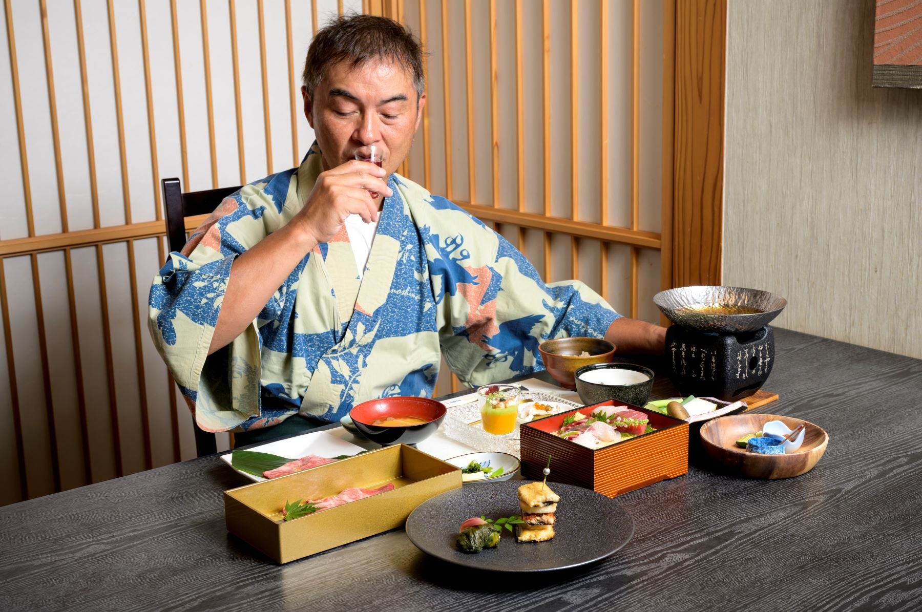 夕食を楽しむ筆者