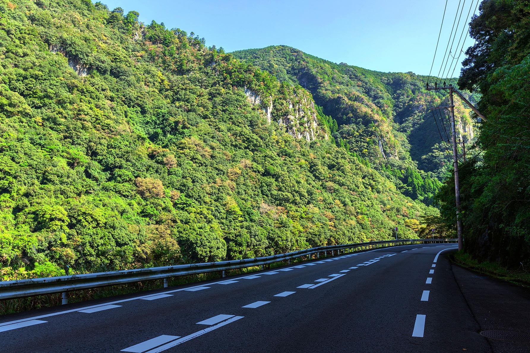 写真3 道の途中には、荒々しくそびえ立つ渓谷の風景が間近に見られるところもある（撮影エリアは地図３を参照）