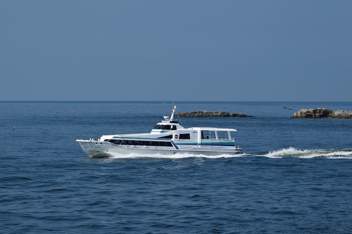 三河湾を進む高速船