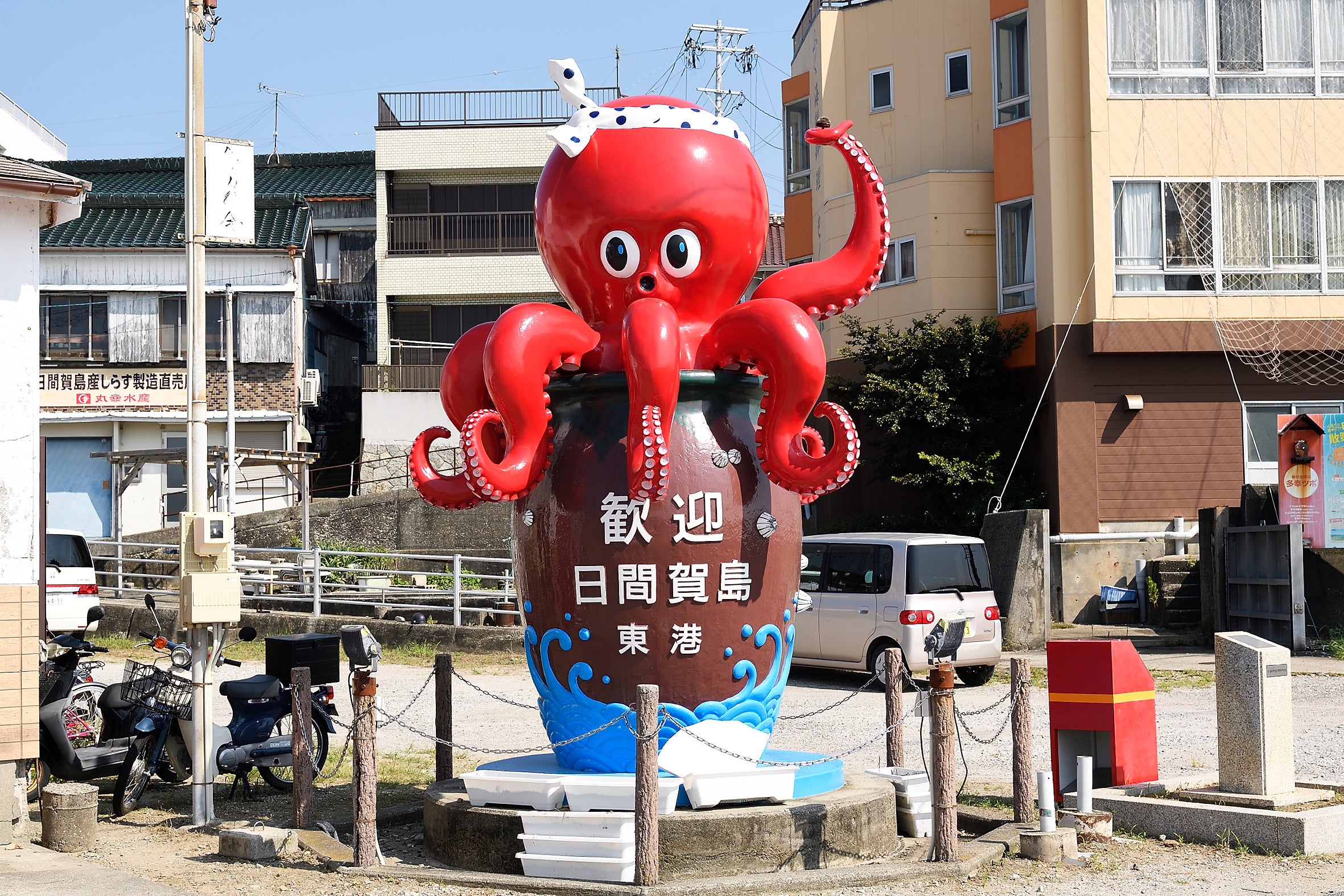 日間賀島東港にあるがっしー像