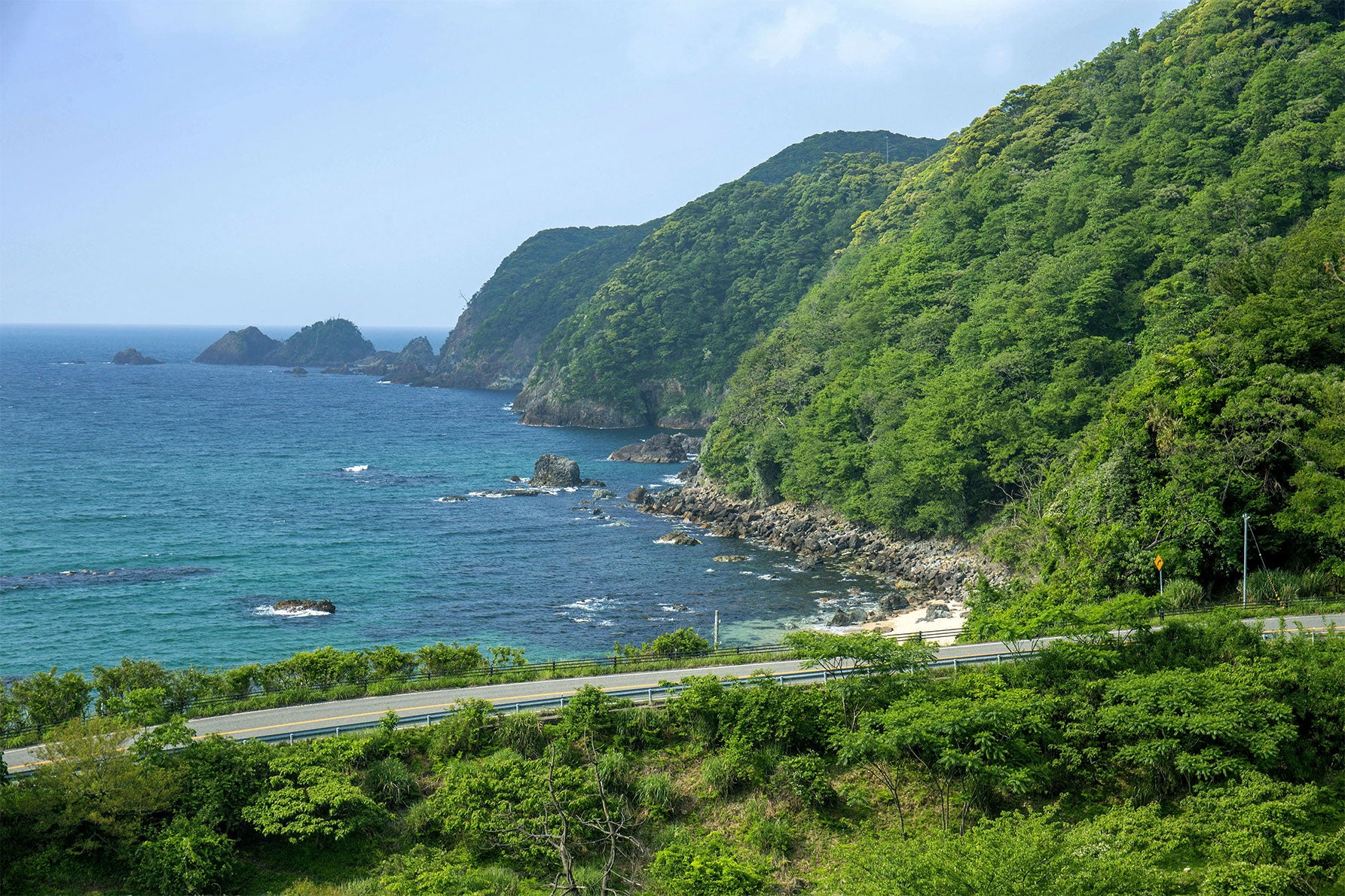 写真3 奇岩だけでなく、波により荒々しく削られた地形が魅力的だ（撮影エリアは地図3を参照）