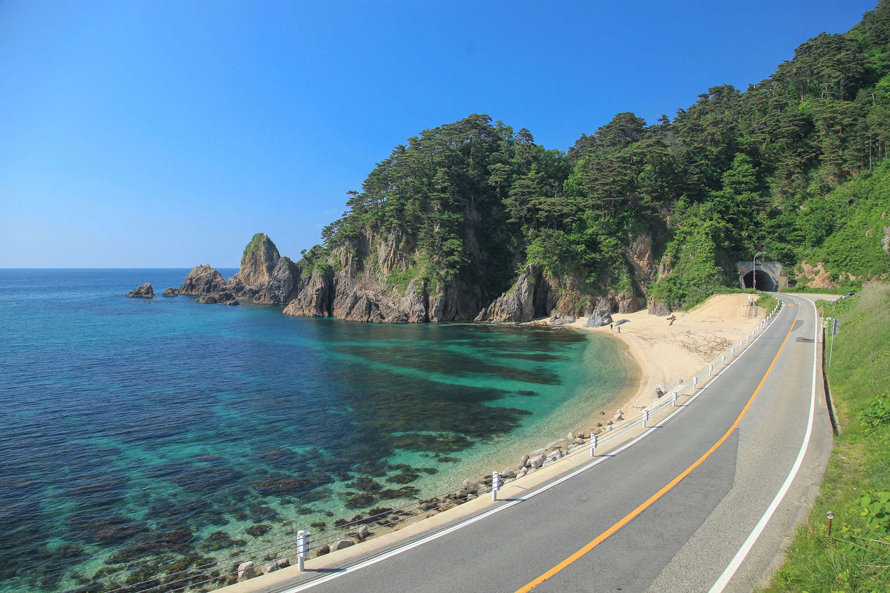写真３ 美しい砂浜も点在している。鷹巣岩や屏風岩周辺は駐車スペースが少ないので注意が必要だ