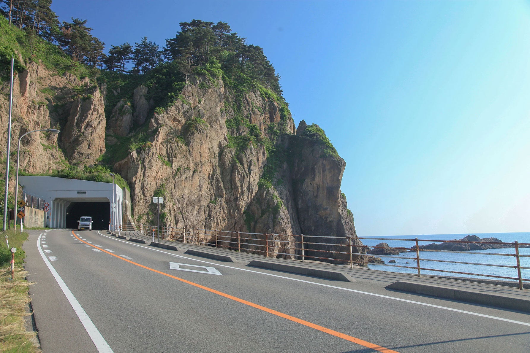 写真５ 奇岩を貫いたトンネルも