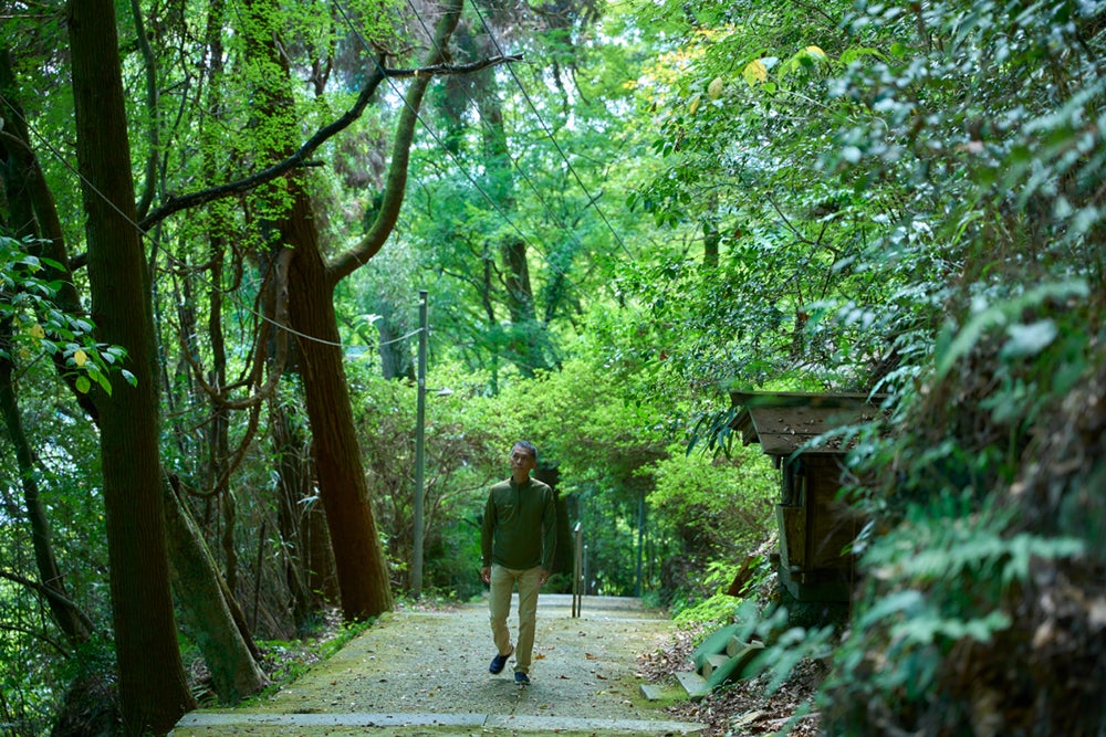 清水観音宝地院の参道を歩く男性