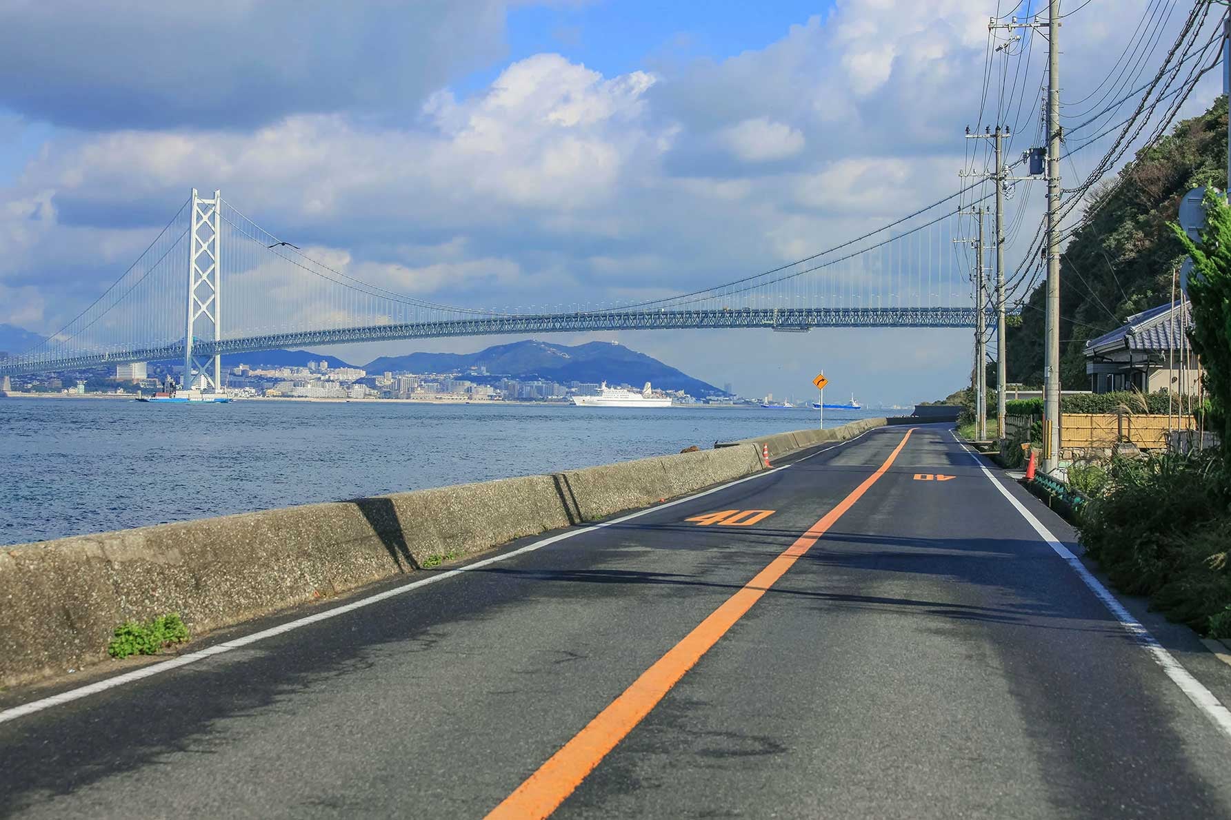 写真2 本州から淡路島への移動は明石海峡大橋を渡るのが一般的。四国からは大鳴門橋を渡る必要がある