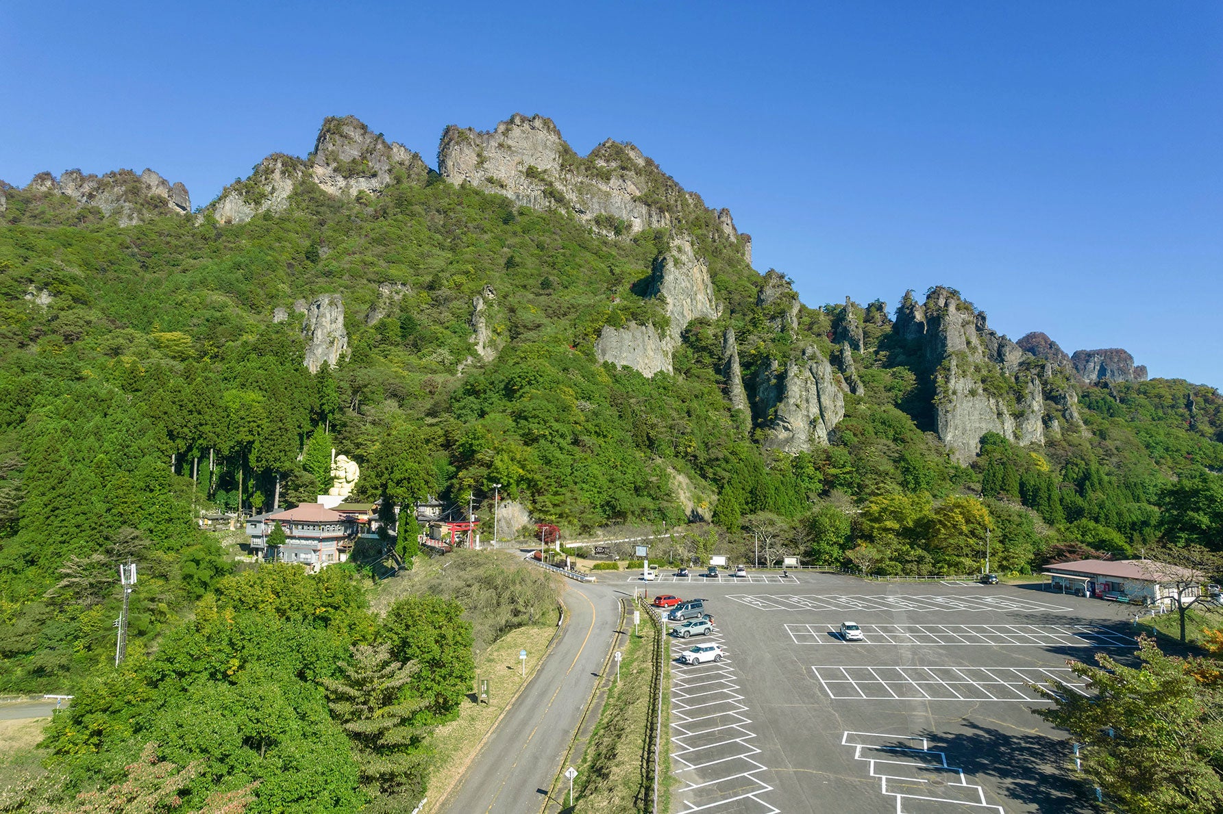 写真５ 県立妙義公園駐車場から、妙義山の頂上付近の様子を確認できる