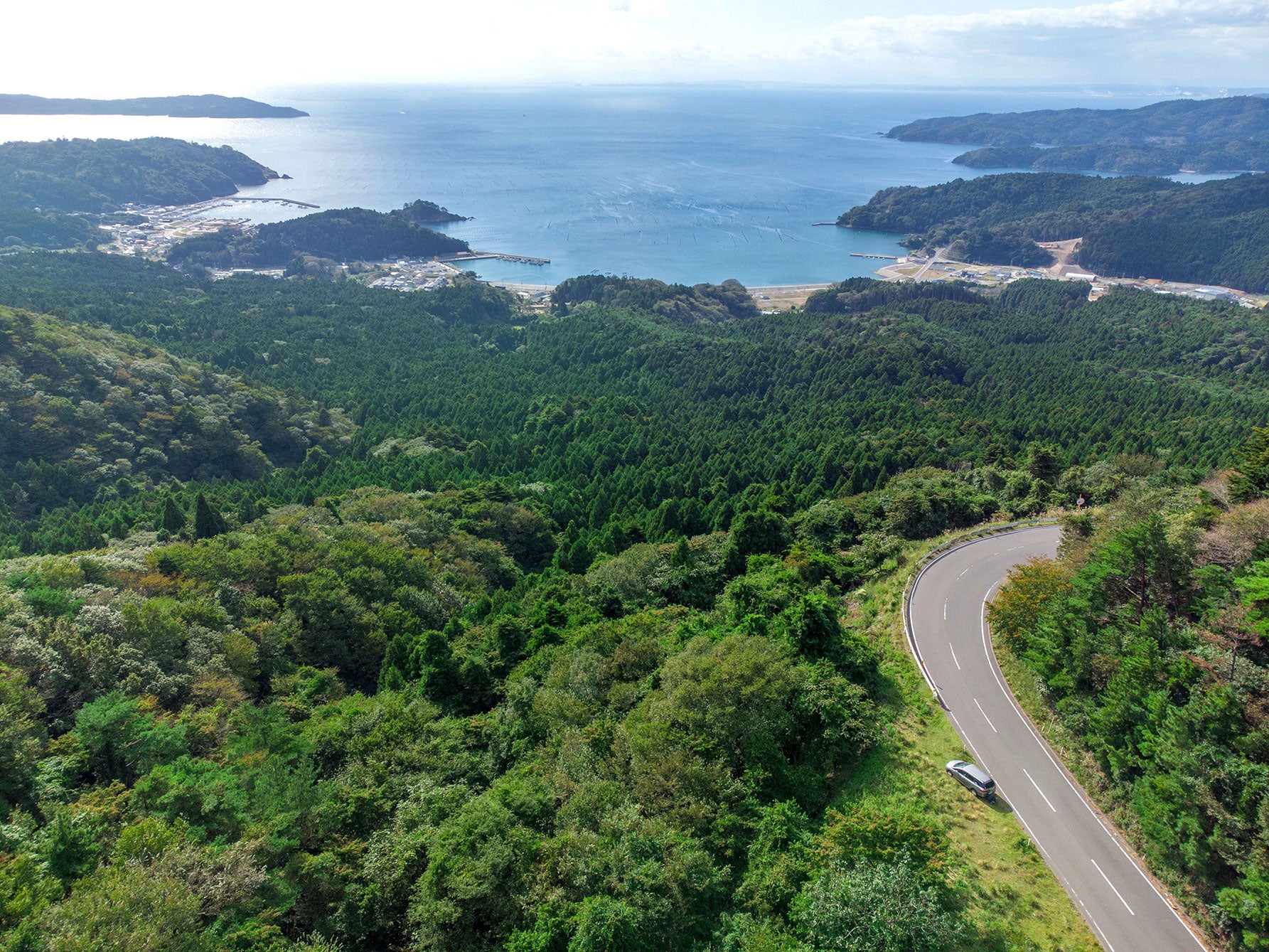  標高の高い尾根沿いの道から望む漁村