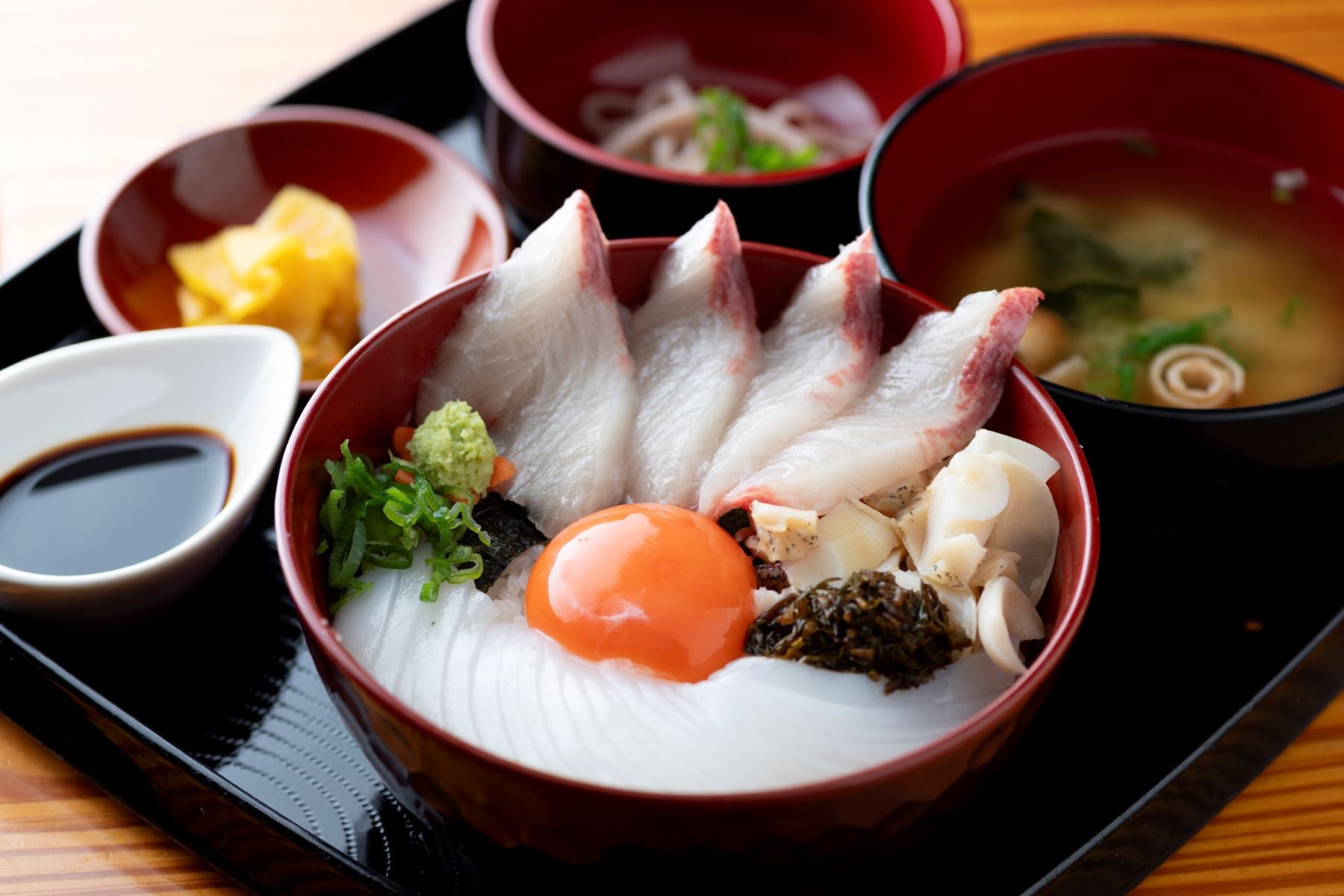 地イカとアカモクとバイ貝の丹後お宝丼 （2,280円）