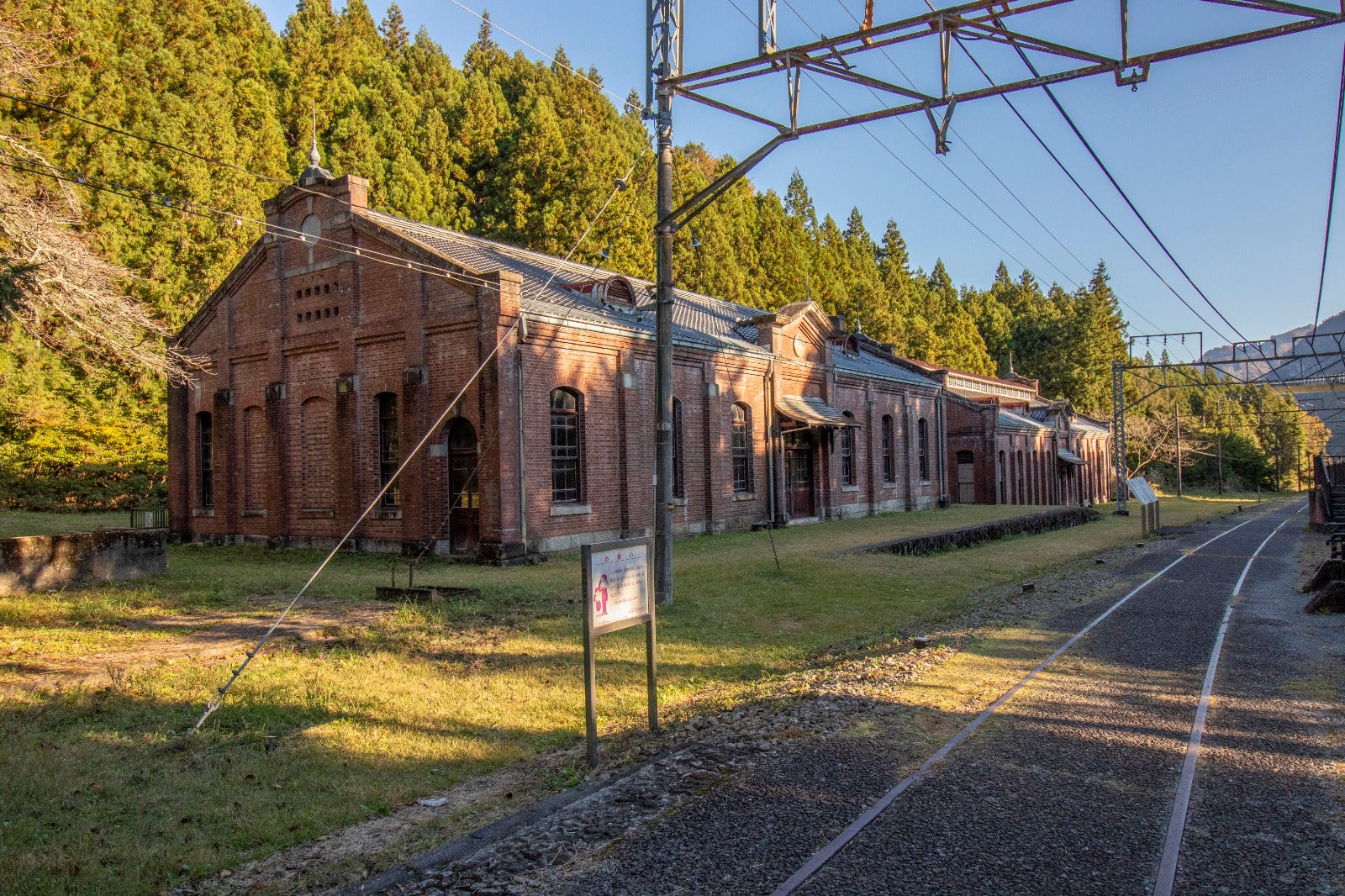 外観のみ残っている旧丸山変電所だが、一部は資料保管などに使われている