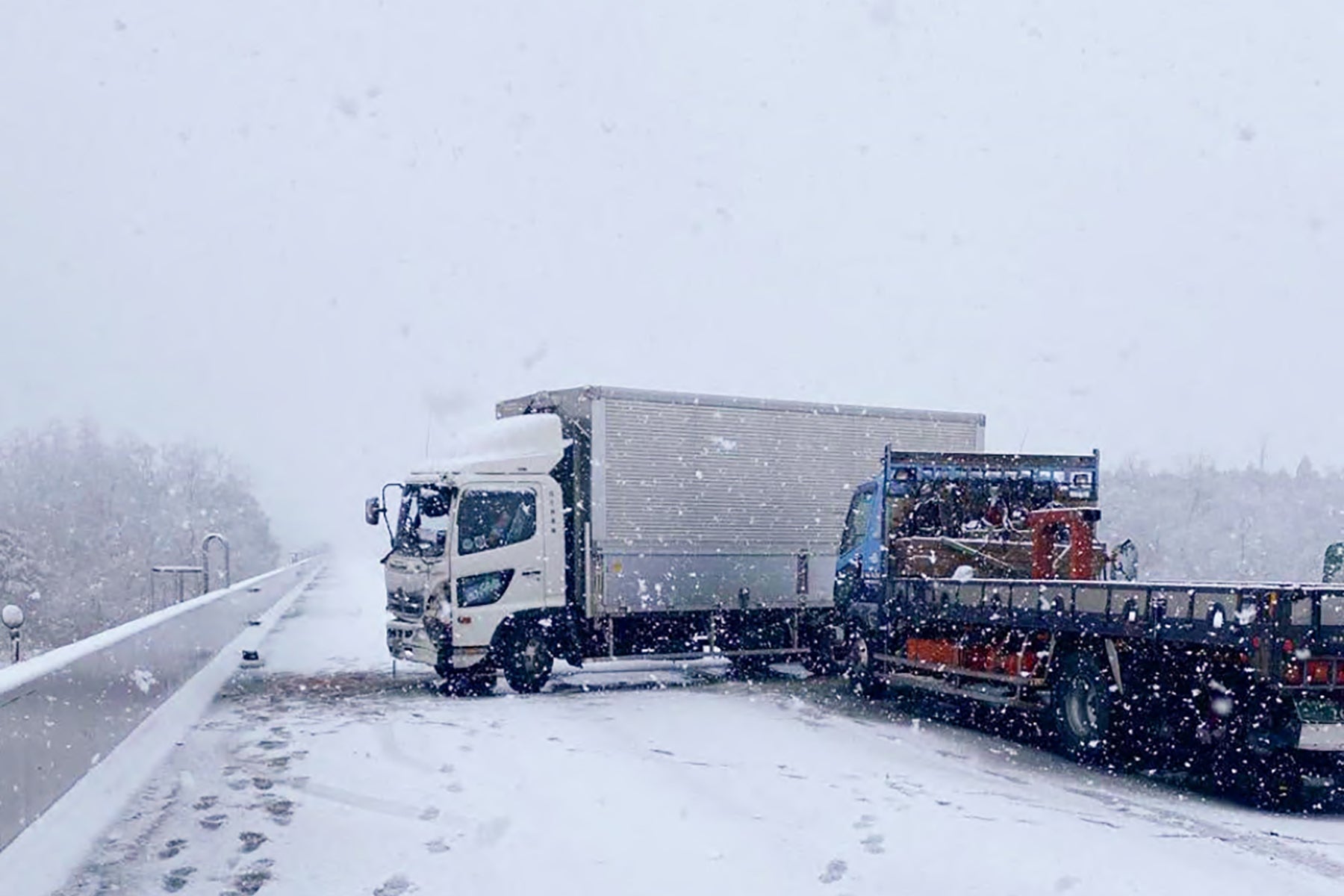 雪によるスリップ事故