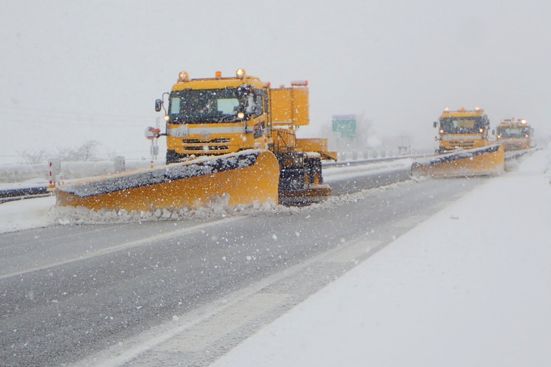 除雪トラックの隊列走行（横断除雪）