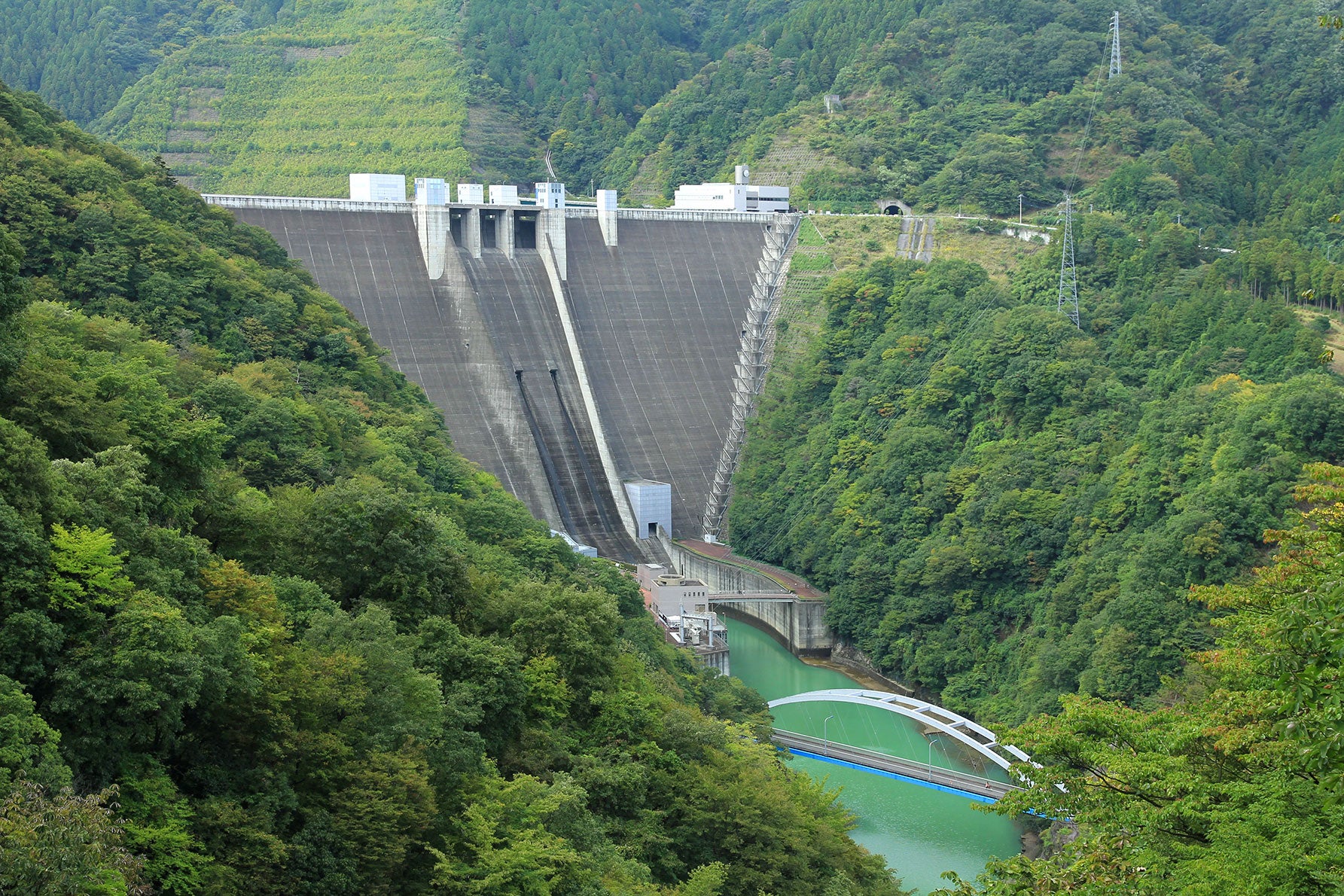 写真３ 観光放流の他に下流では水力発電も行っており、2,1000戸の家庭の電気をつくっている