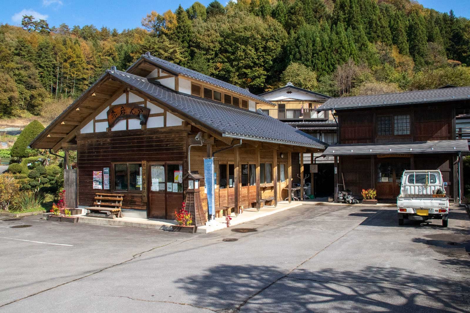 太子駅から近い、六合村の赤岩集落は養蚕の里として伝統的な建築群が保存されている地区だ。白砂川の脇を通る太子線を望むことができる高台に広がっている