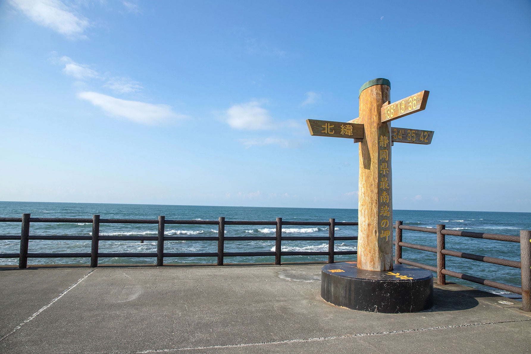 写真3 御前崎渚の交番前に建てられた「静岡県最南端の岬」のモニュメントからは水平線に沈む夕日が望める