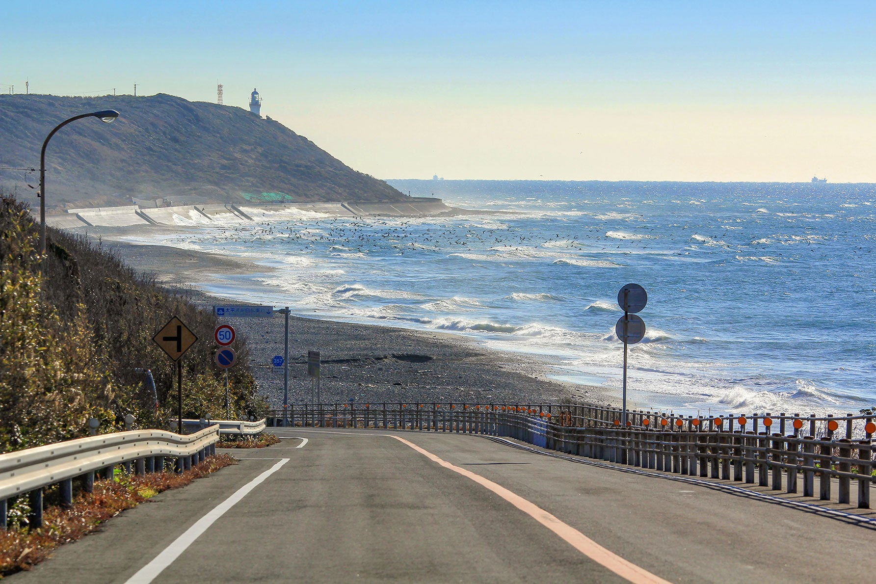 写真4 波打ち際と道とが一体になったように見える直線路が幻想的だ