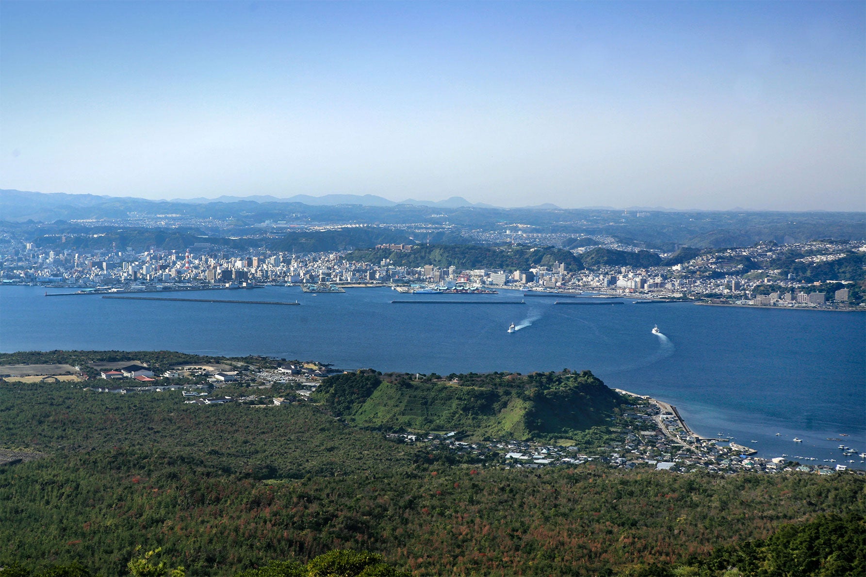 写真３ 錦江湾や市街地を望む夕景が人気。パノラマビューで半島を一望できる