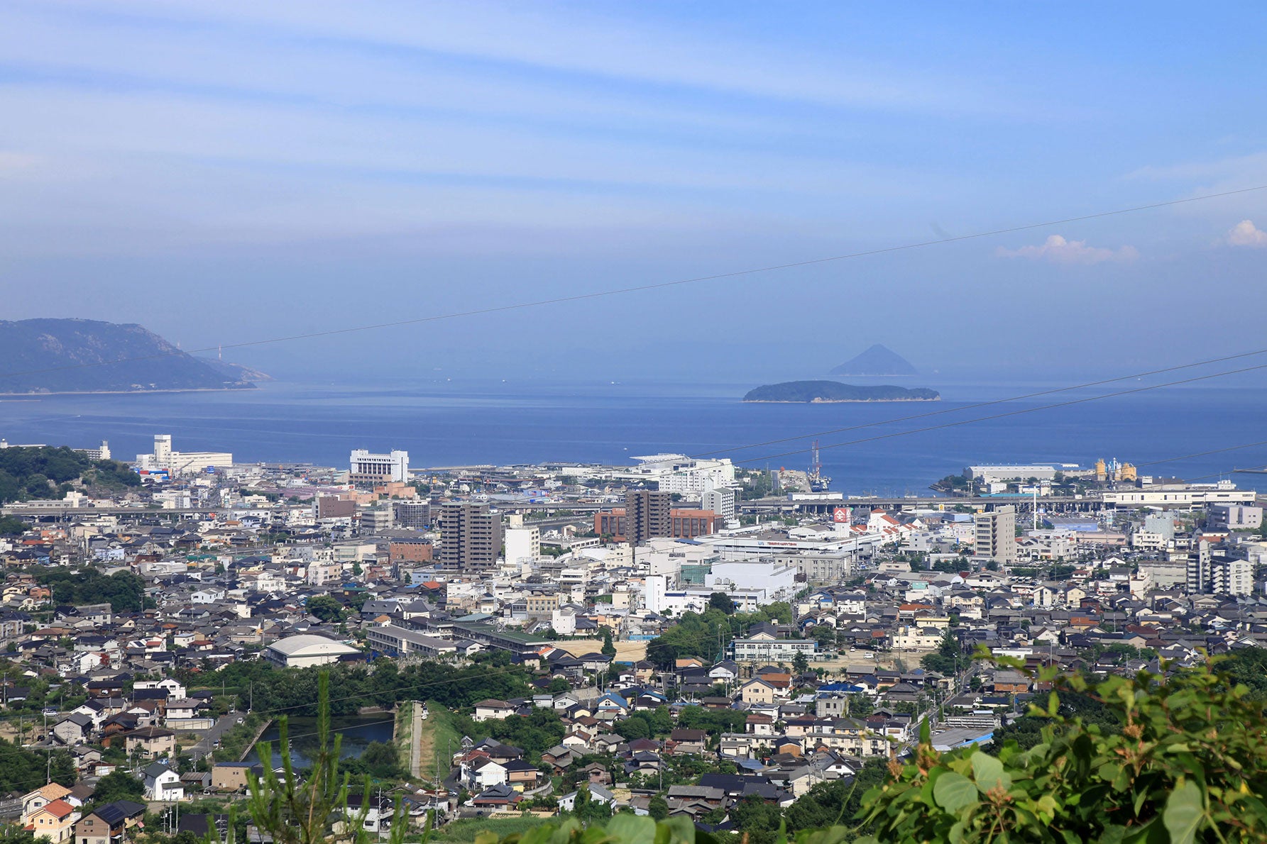 写真4 児島の町並みや、六口島（むくちじま）などの瀬戸内海の島々を望むことができる