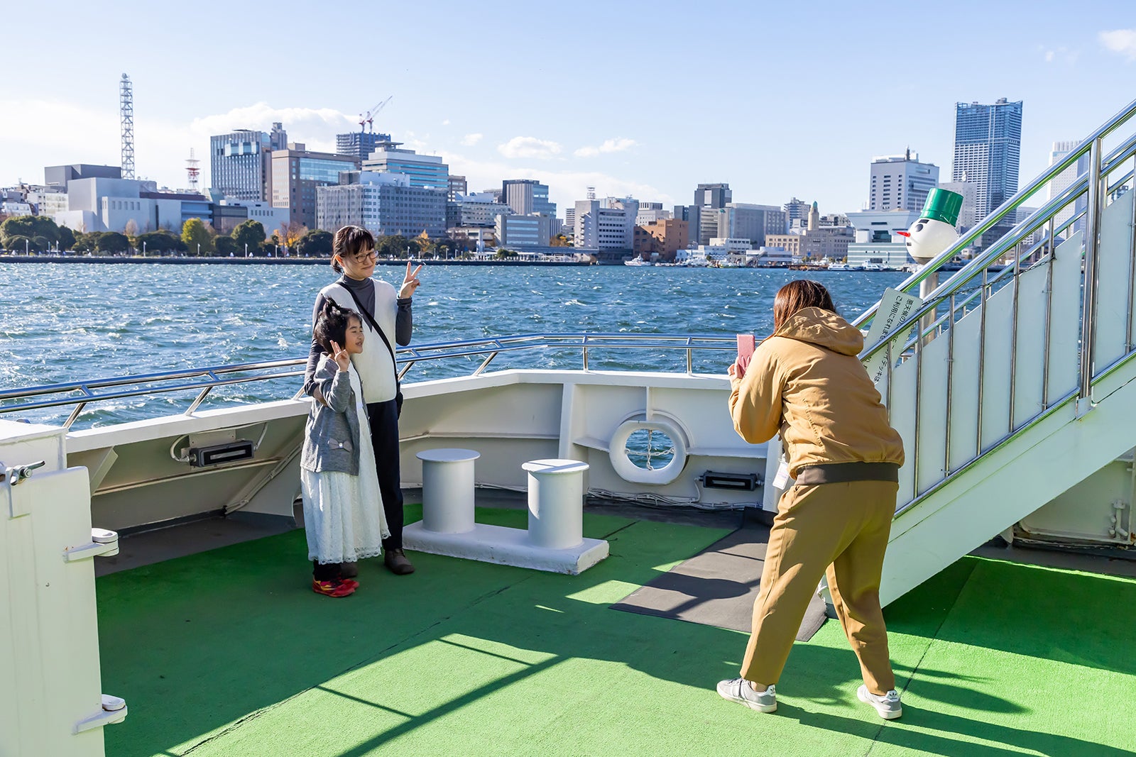 横浜の街並みをバックに記念撮影