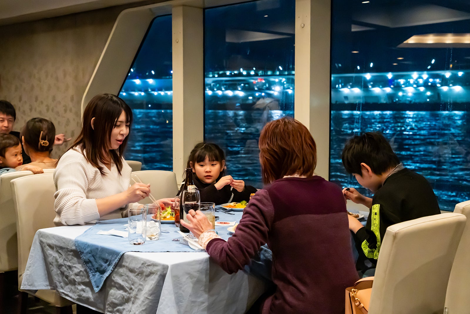 横浜港の夜景を眺めながら、クルーズを楽しむ